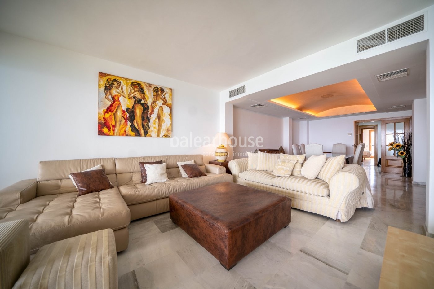 Spectacular sea views from this fantastic flat with terrace on the front line of Portixol.