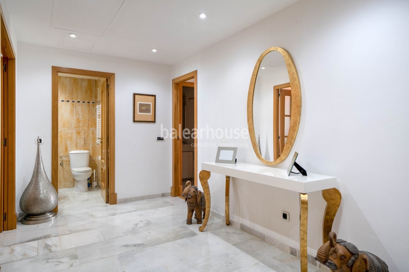 Spectacular sea views from this fantastic flat with terrace on the front line of Portixol.