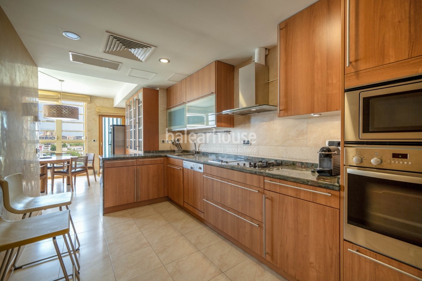 Spectacular sea views from this fantastic flat with terrace on the front line of Portixol.