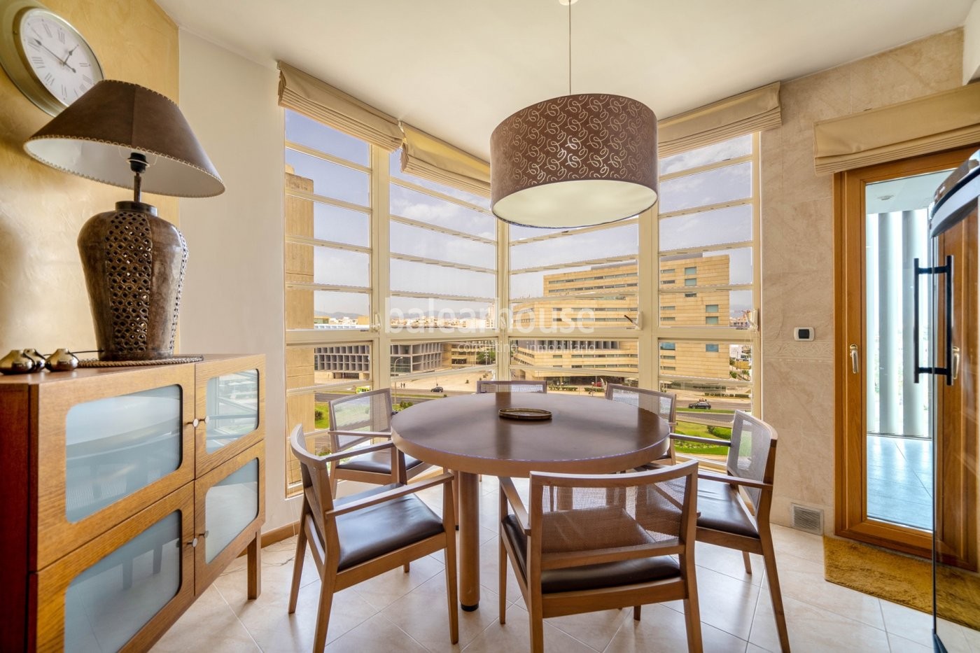 Spectacular sea views from this fantastic flat with terrace on the front line of Portixol.