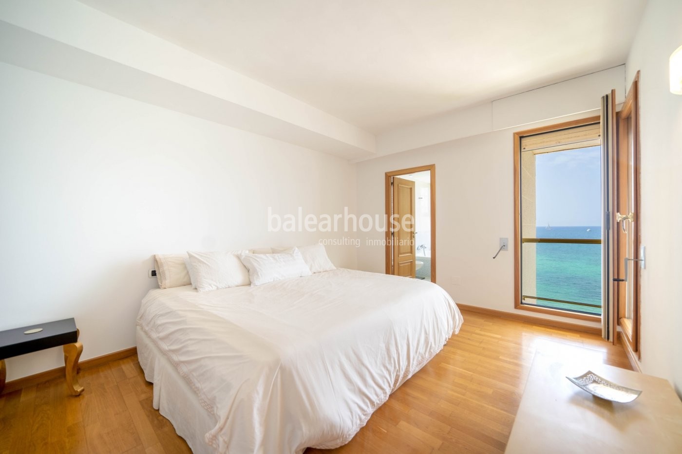 Spectacular sea views from this fantastic flat with terrace on the front line of Portixol.