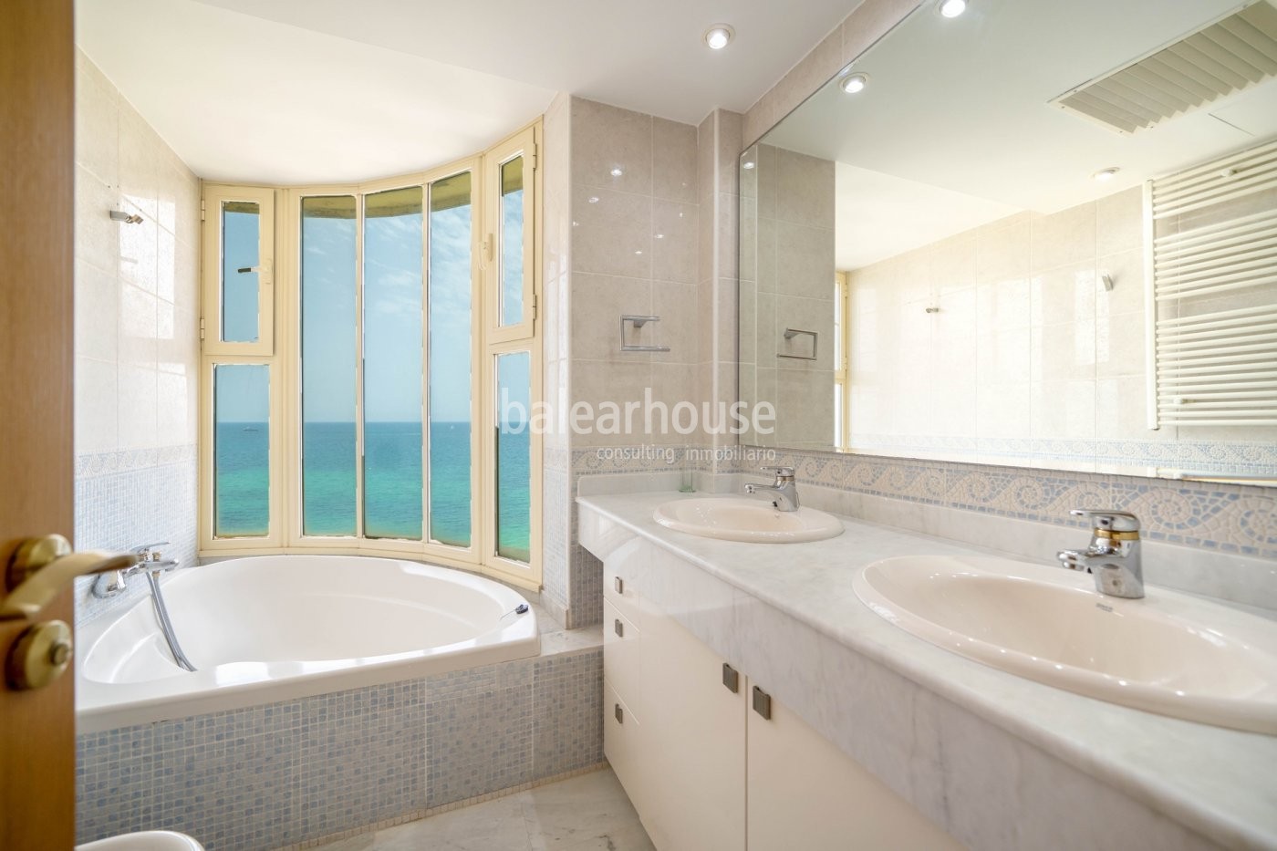 Spectacular sea views from this fantastic flat with terrace on the front line of Portixol.