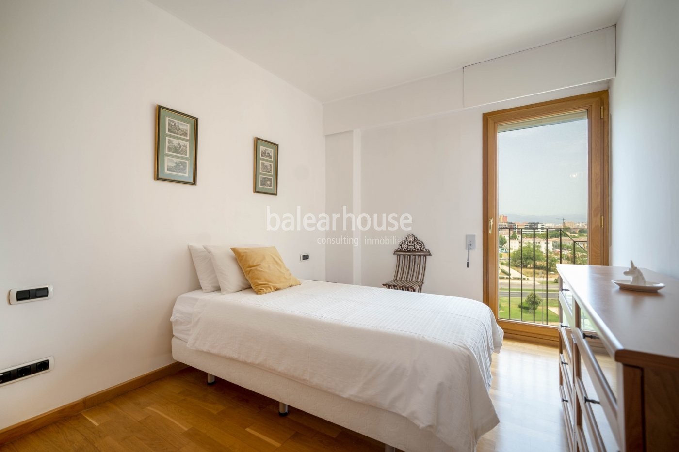 Spectacular sea views from this fantastic flat with terrace on the front line of Portixol.