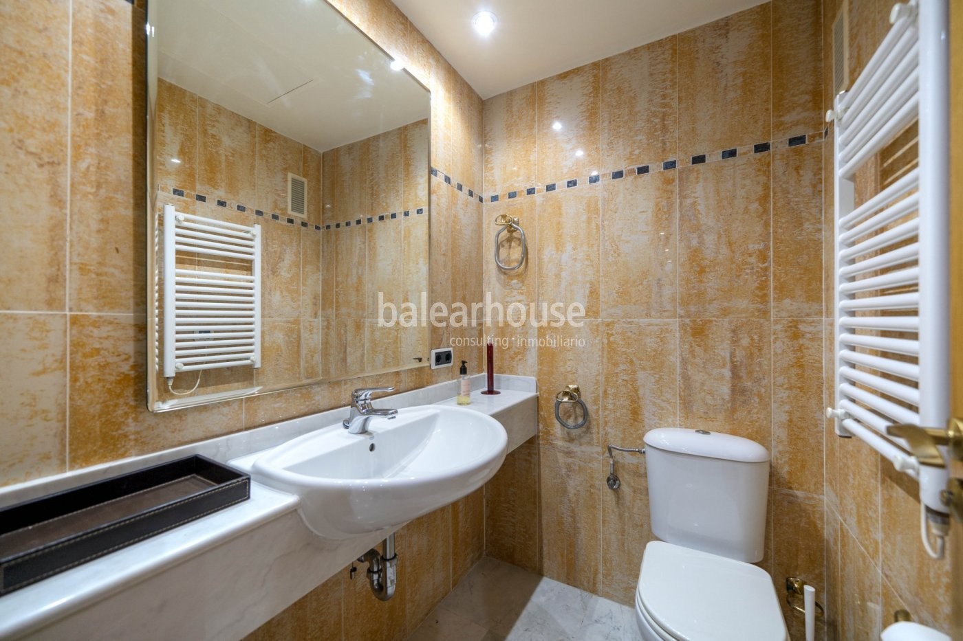 Spectacular sea views from this fantastic flat with terrace on the front line of Portixol.