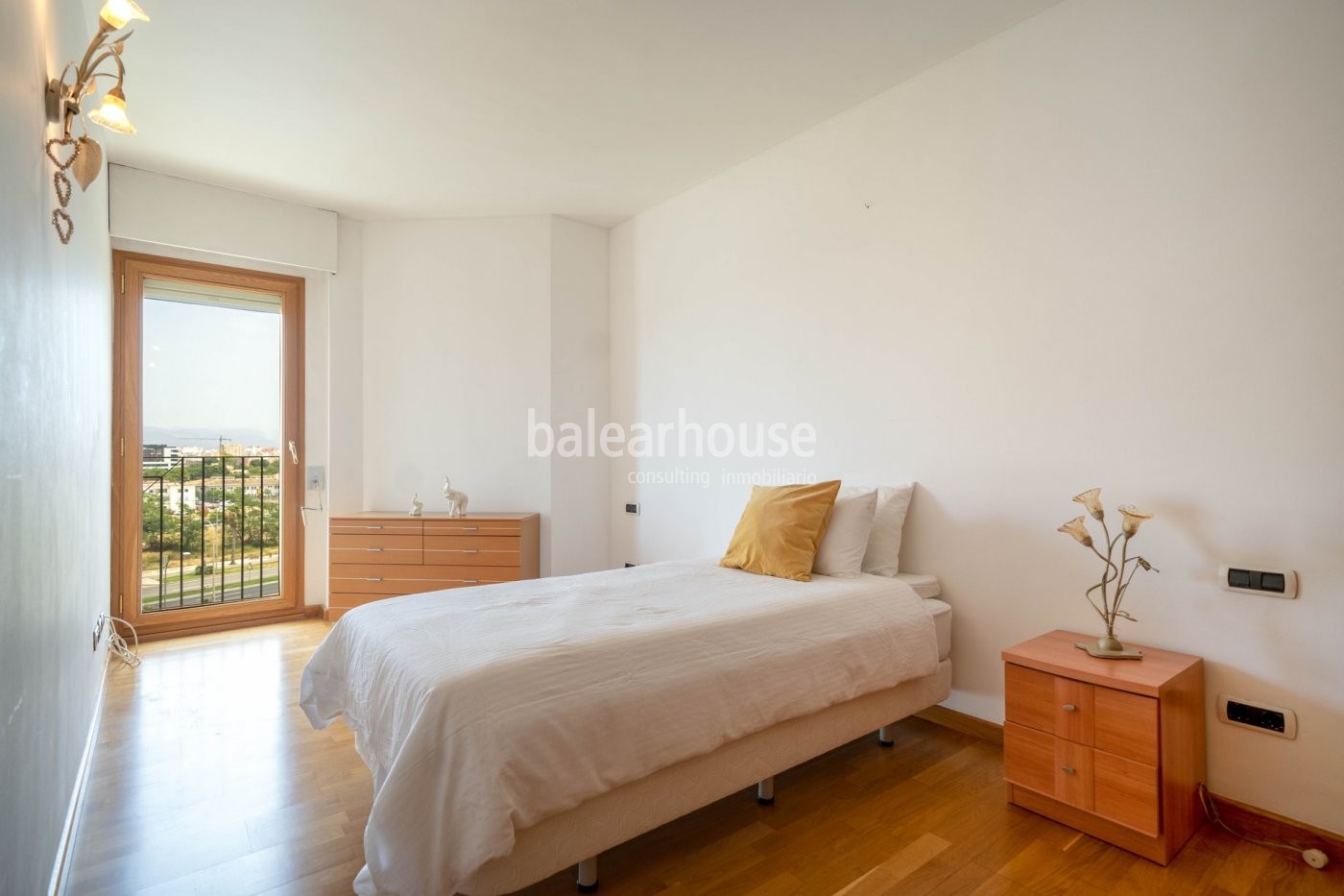 Spectacular sea views from this fantastic flat with terrace on the front line of Portixol.