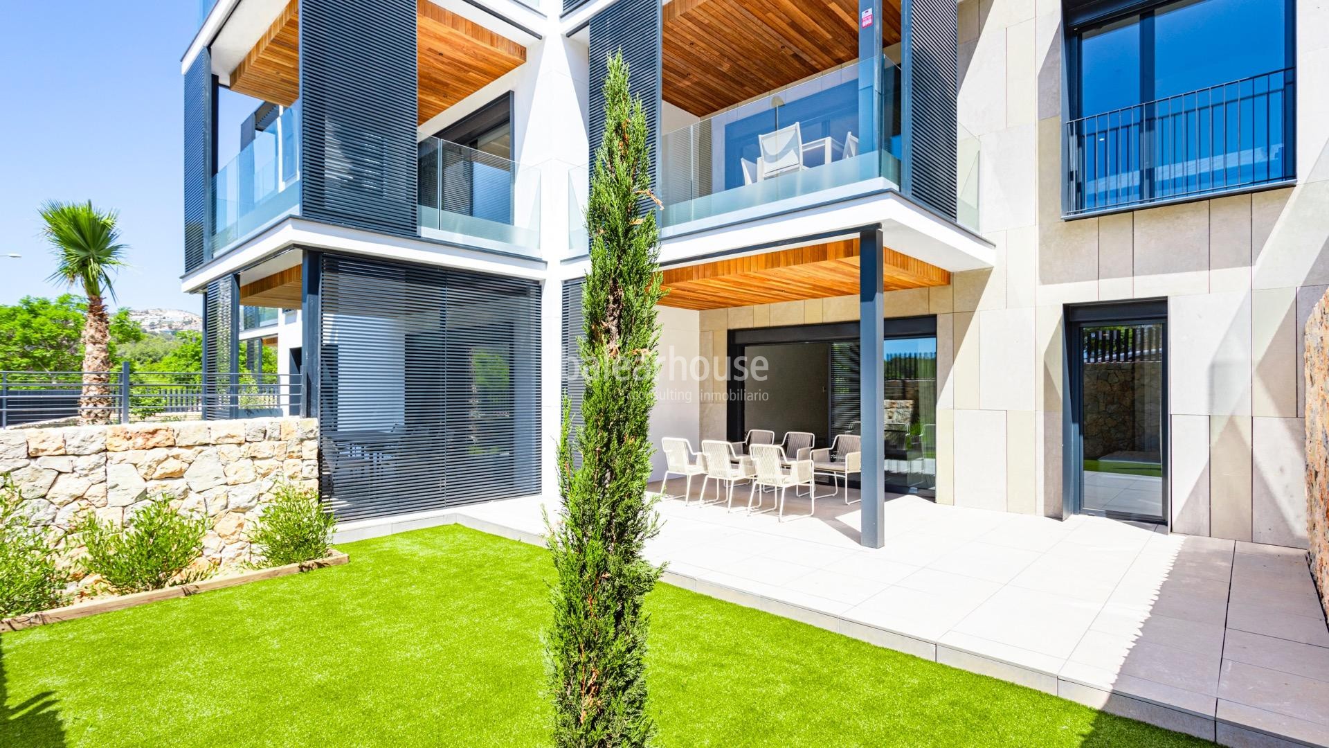 Gran planta baja a estrenar en Palma junto al golf, con terraza y jardín privado.