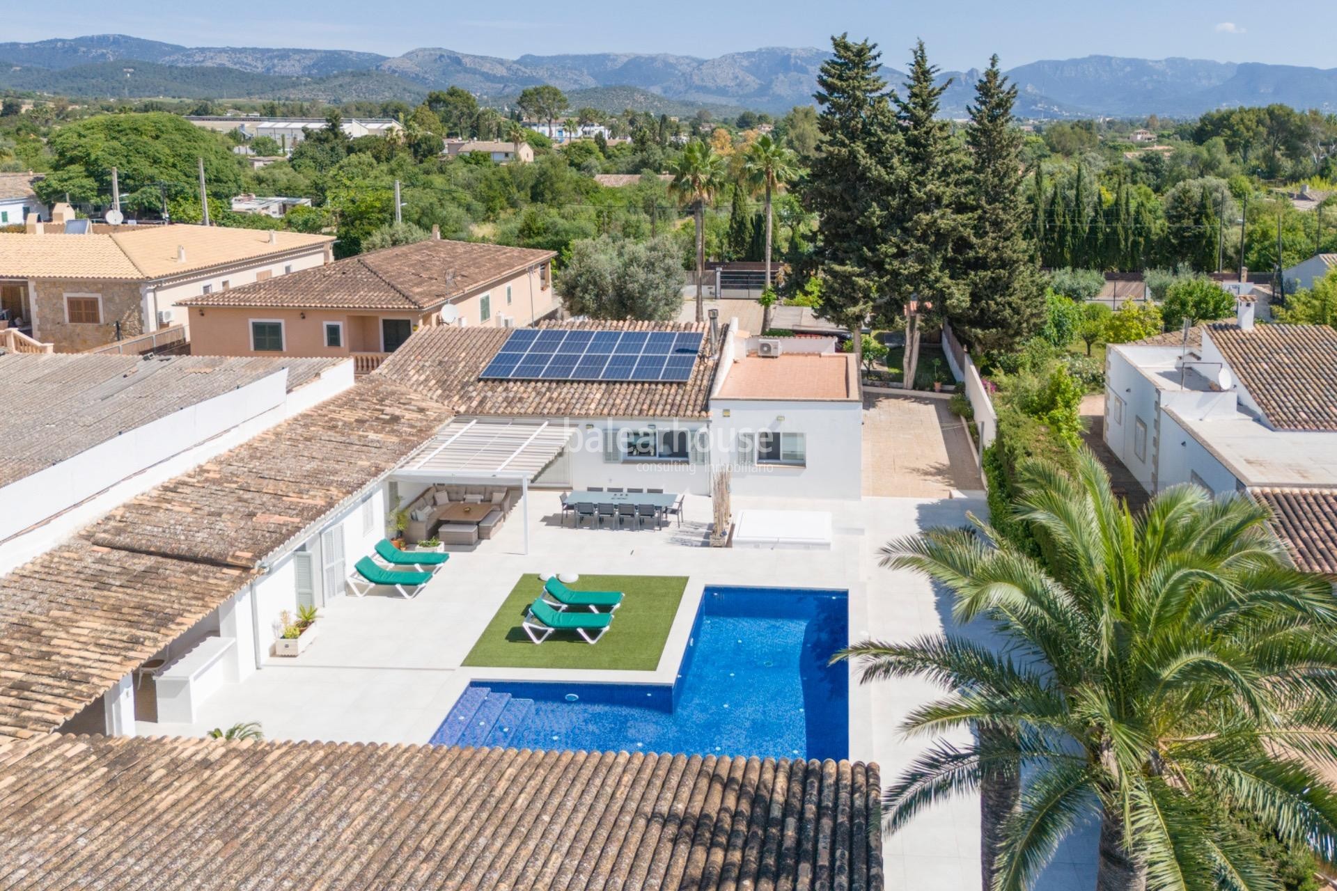Impeccable modern rustic style house with pool and guest area in Establiments