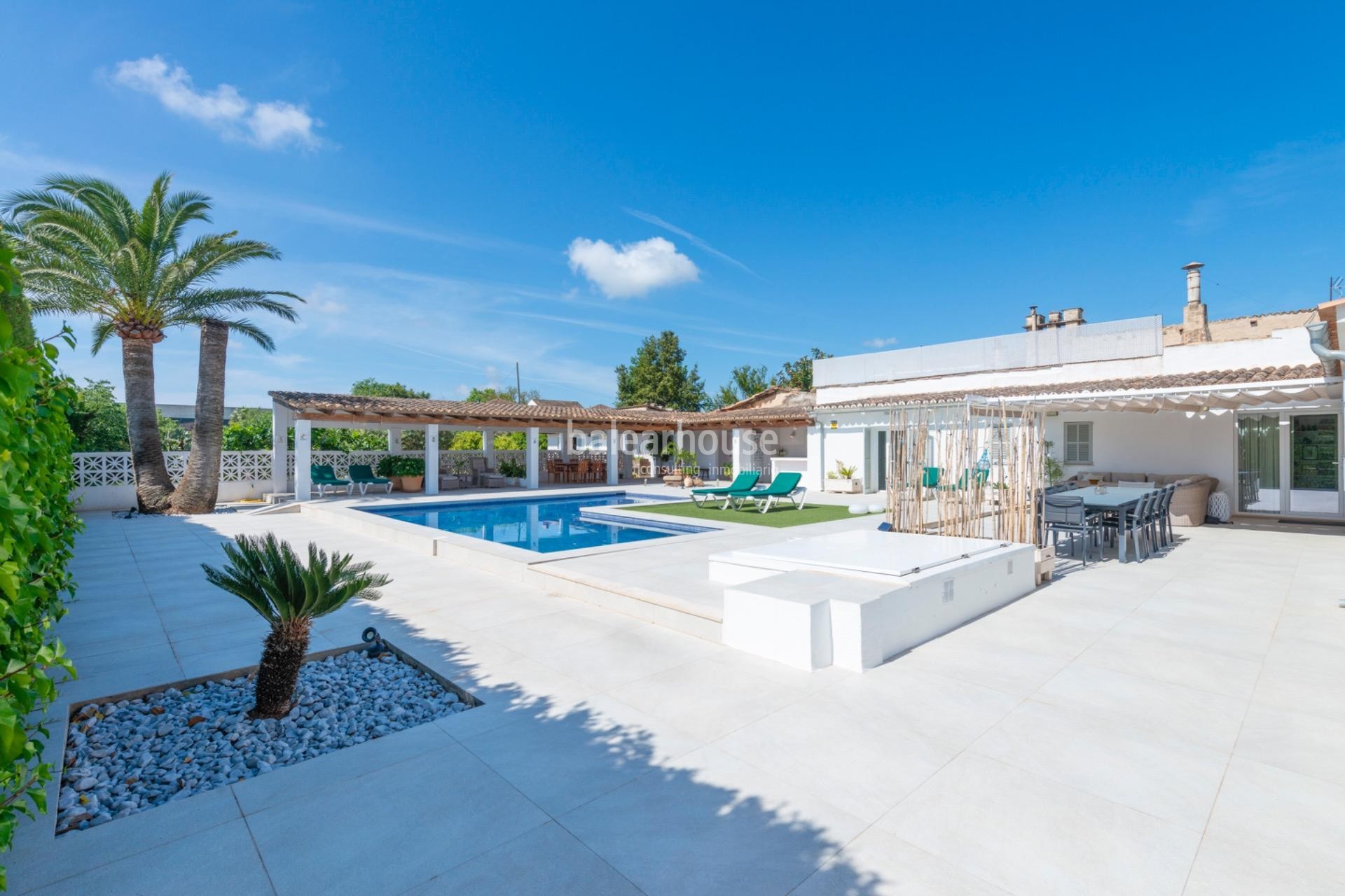 Impeccable modern rustic style house with pool and guest area in Establiments