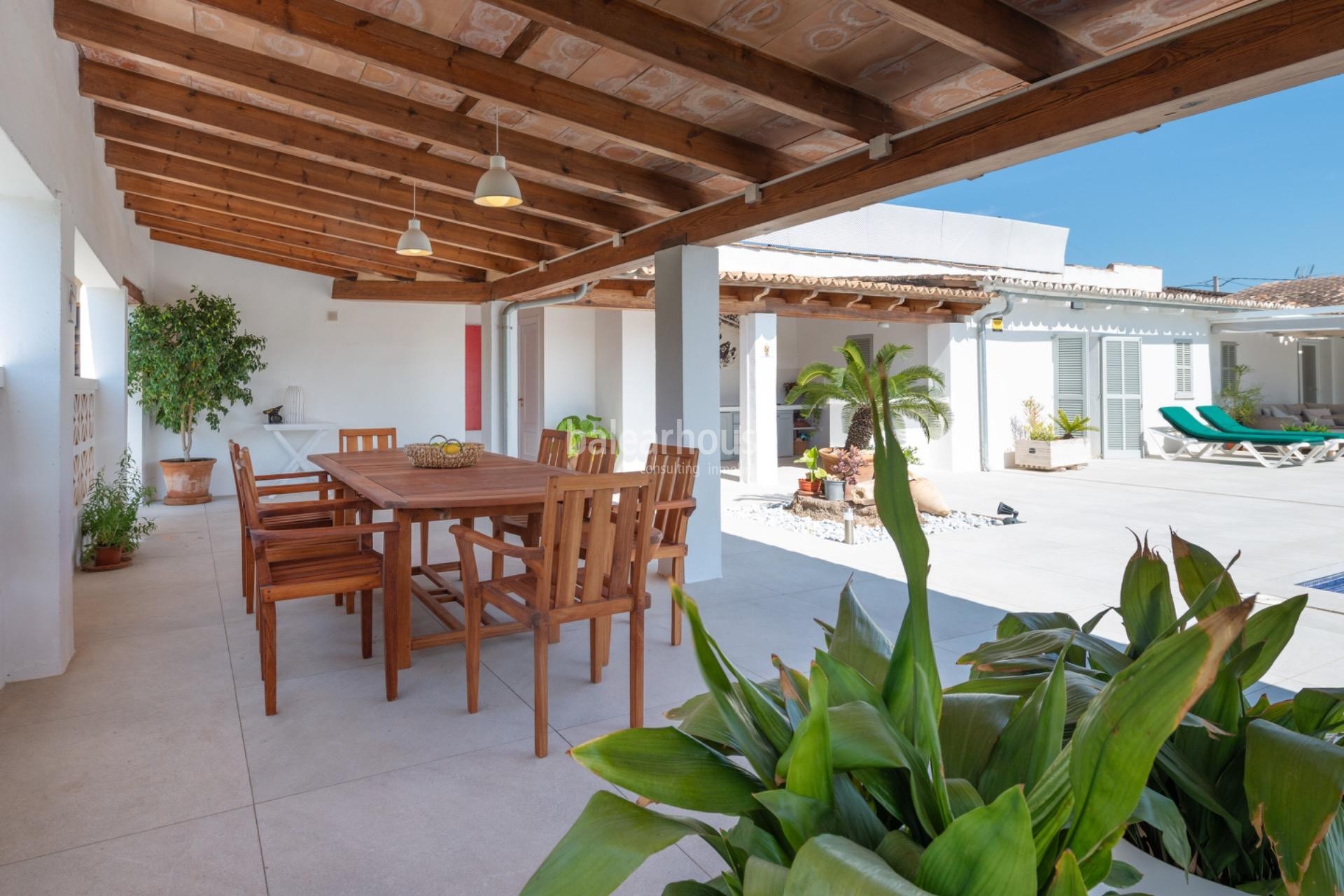Impeccable modern rustic style house with pool and guest area in Establiments