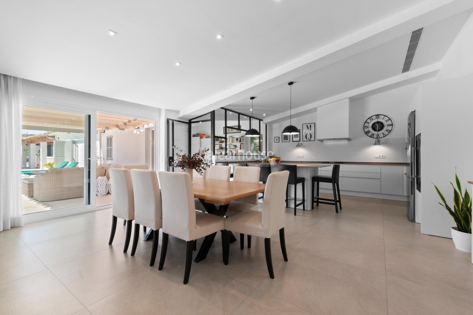 Impeccable modern rustic style house with pool and guest area in Establiments