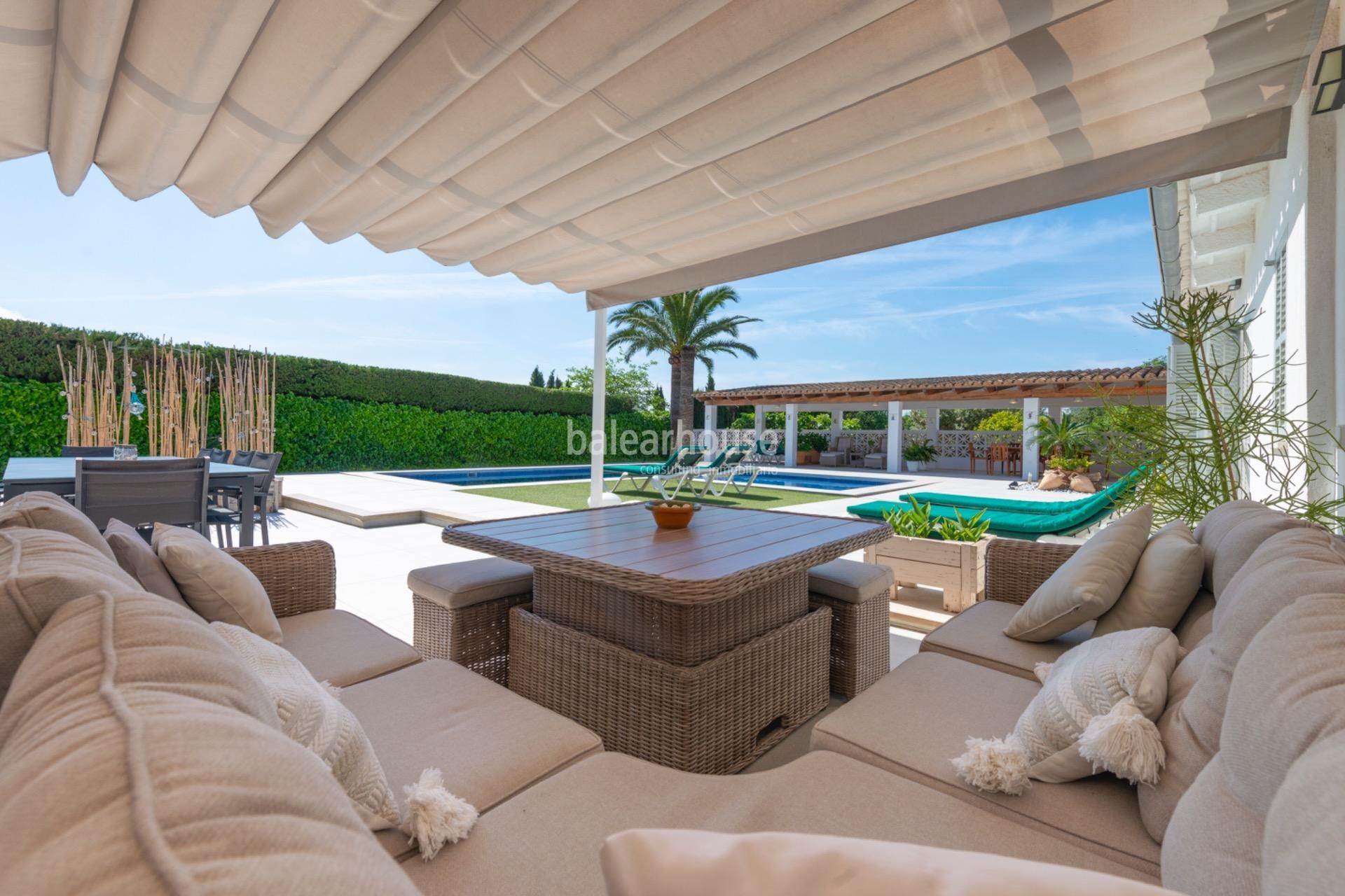 Impeccable modern rustic style house with pool and guest area in Establiments