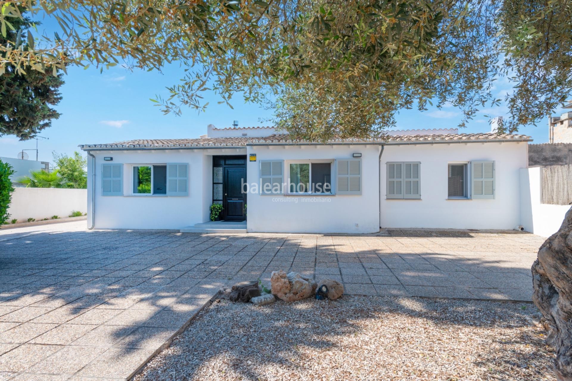 Impeccable modern rustic style house with pool and guest area in Establiments