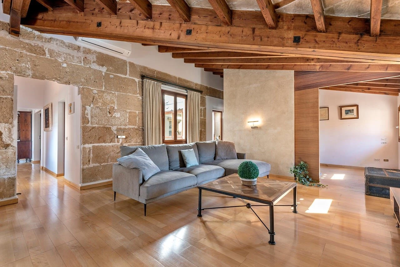 Excellent penthouse located in the historic centre of Palma with large terrace and views of the city