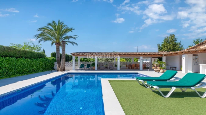 Impeccable house on urban plot with swimming pool and guest area in Establiments