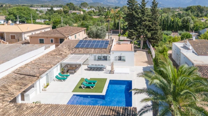 Impeccable house on urban plot with swimming pool and guest area in Establiments