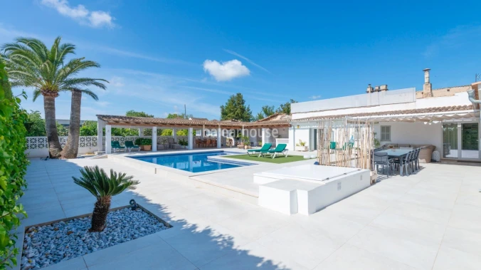 Impeccable house on urban plot with swimming pool and guest area in Establiments