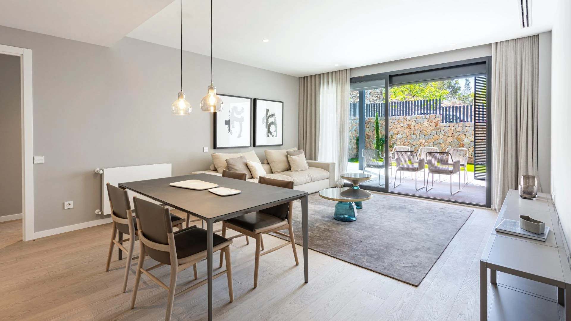 Gran planta baja de diseño moderno con terraza y jardín privado junto al golf en Palma.