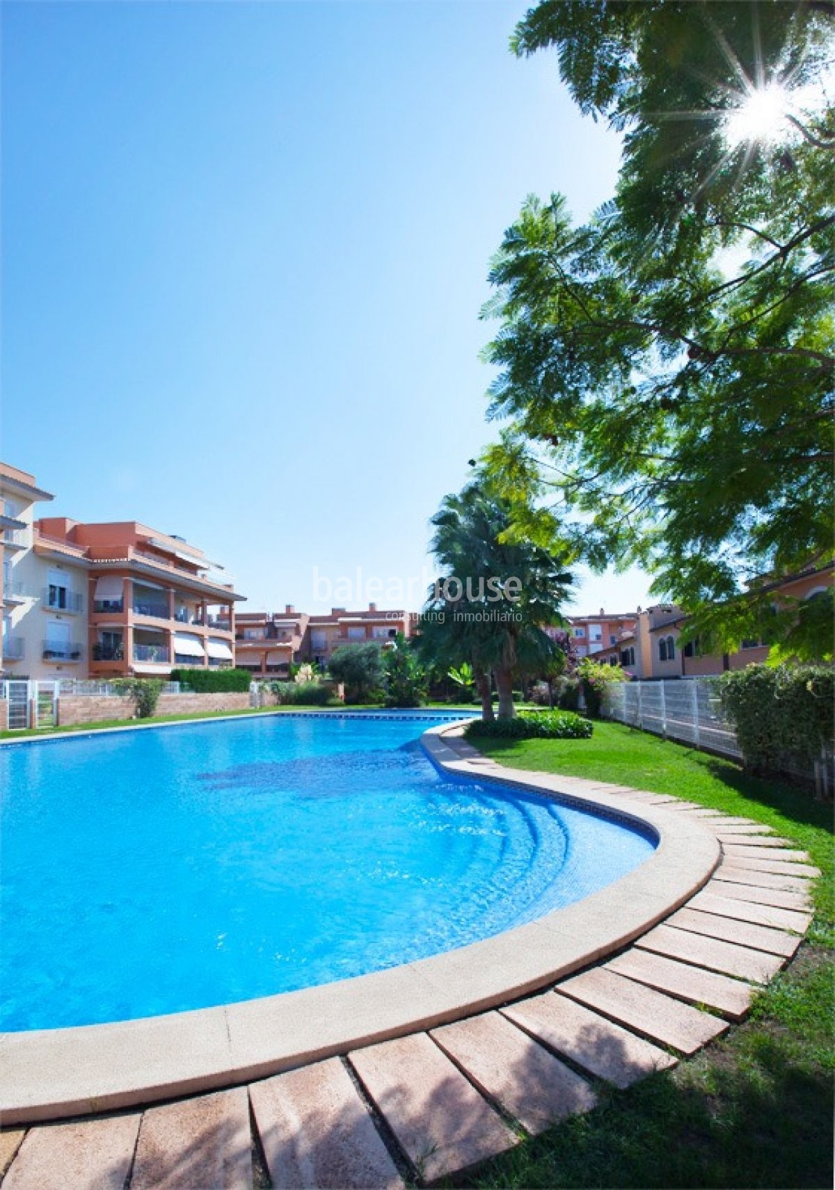 Bonito y cómodo apartamento de alta calidad en un tranquilo y verde entorno de la ciudad.