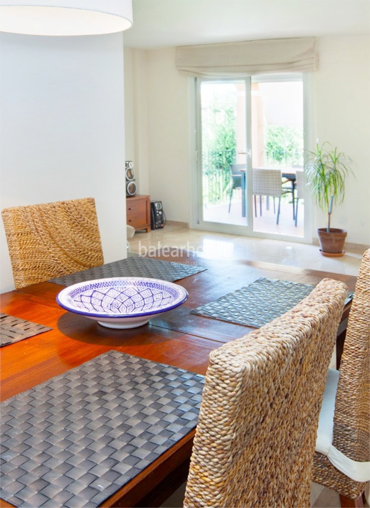 Bonito y cómodo apartamento de alta calidad en un tranquilo y verde entorno de la ciudad.