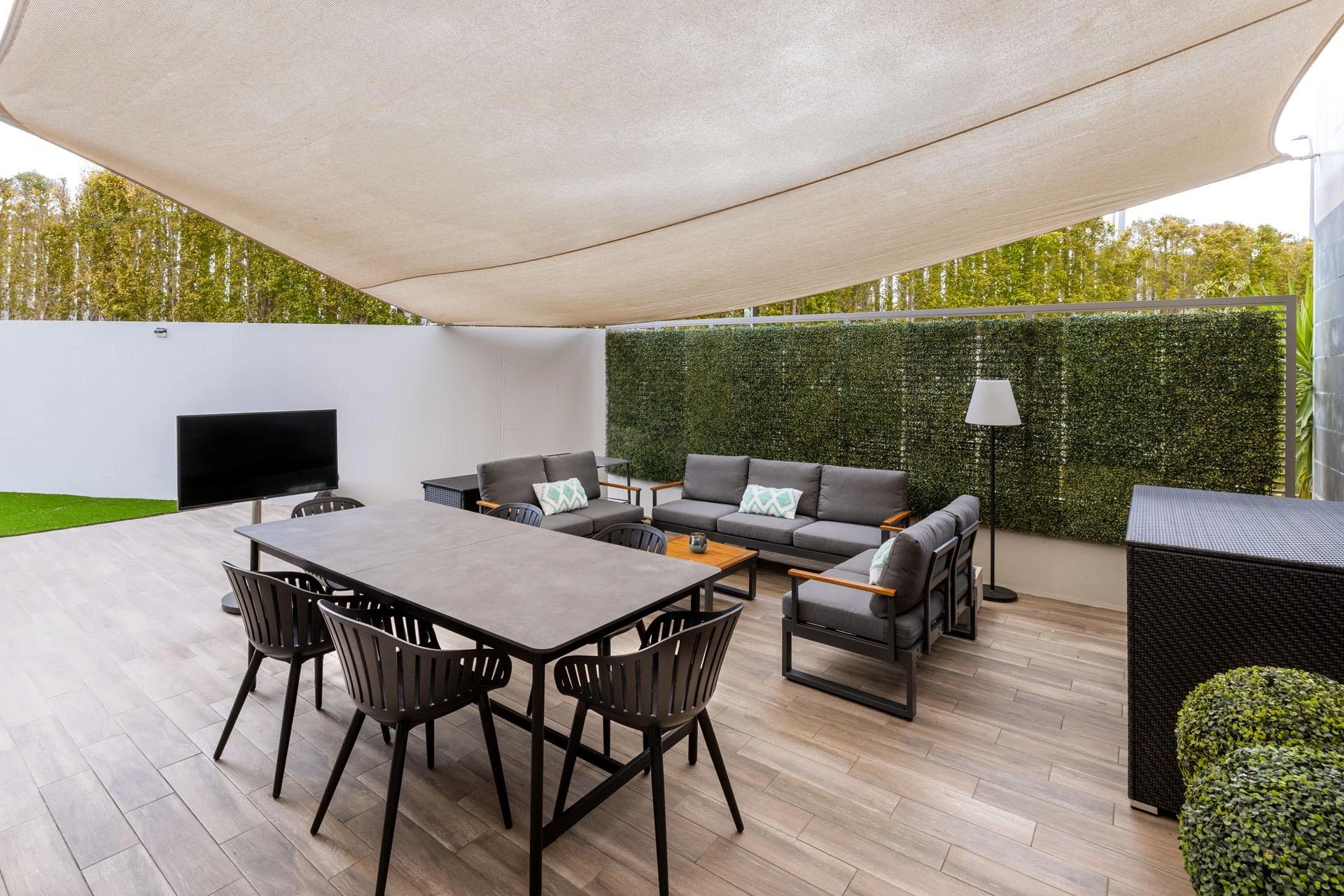 Fantastic ground floor with large garden and private terraces next to the golf course in Palma