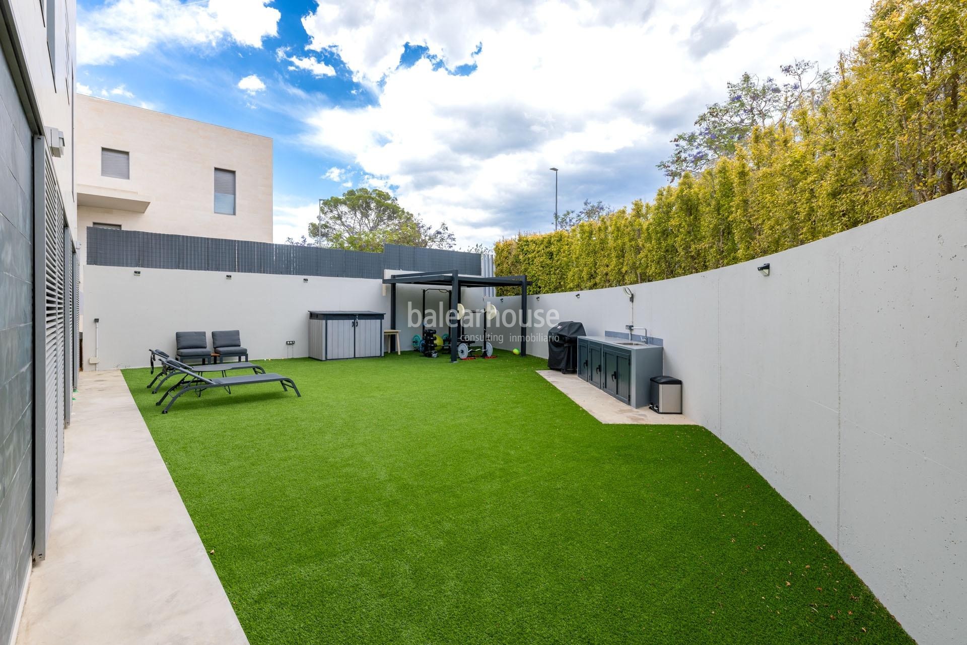 Fantastic ground floor with large garden and private terraces next to the golf course in Palma
