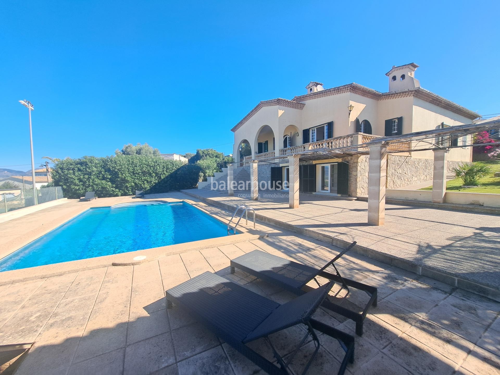 Chalet mediterráneo lleno de luz con jardín, piscina, pista de tenis y vistas a la bahía