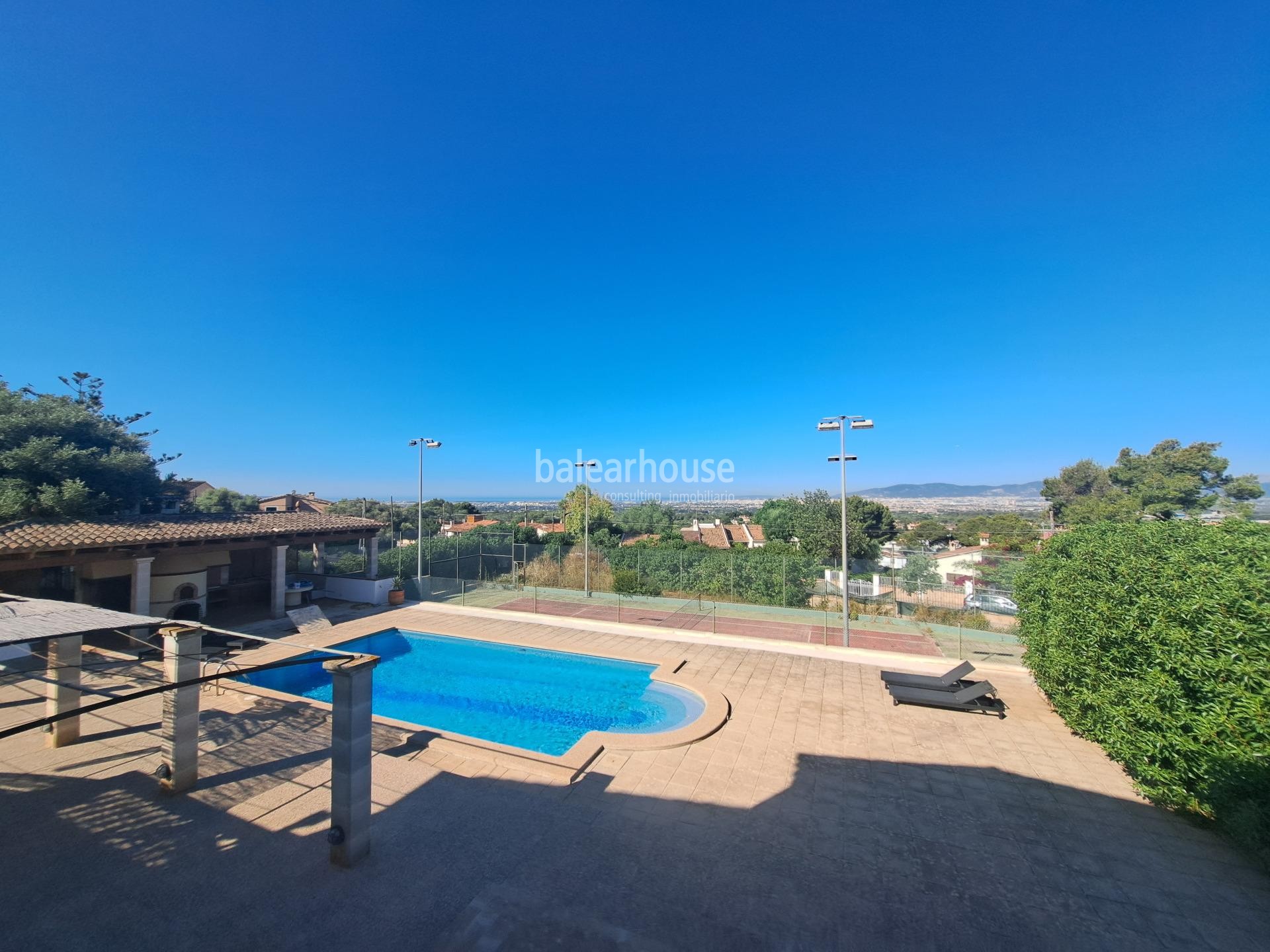 Chalet mediterráneo lleno de luz con jardín, piscina, pista de tenis y vistas a la bahía