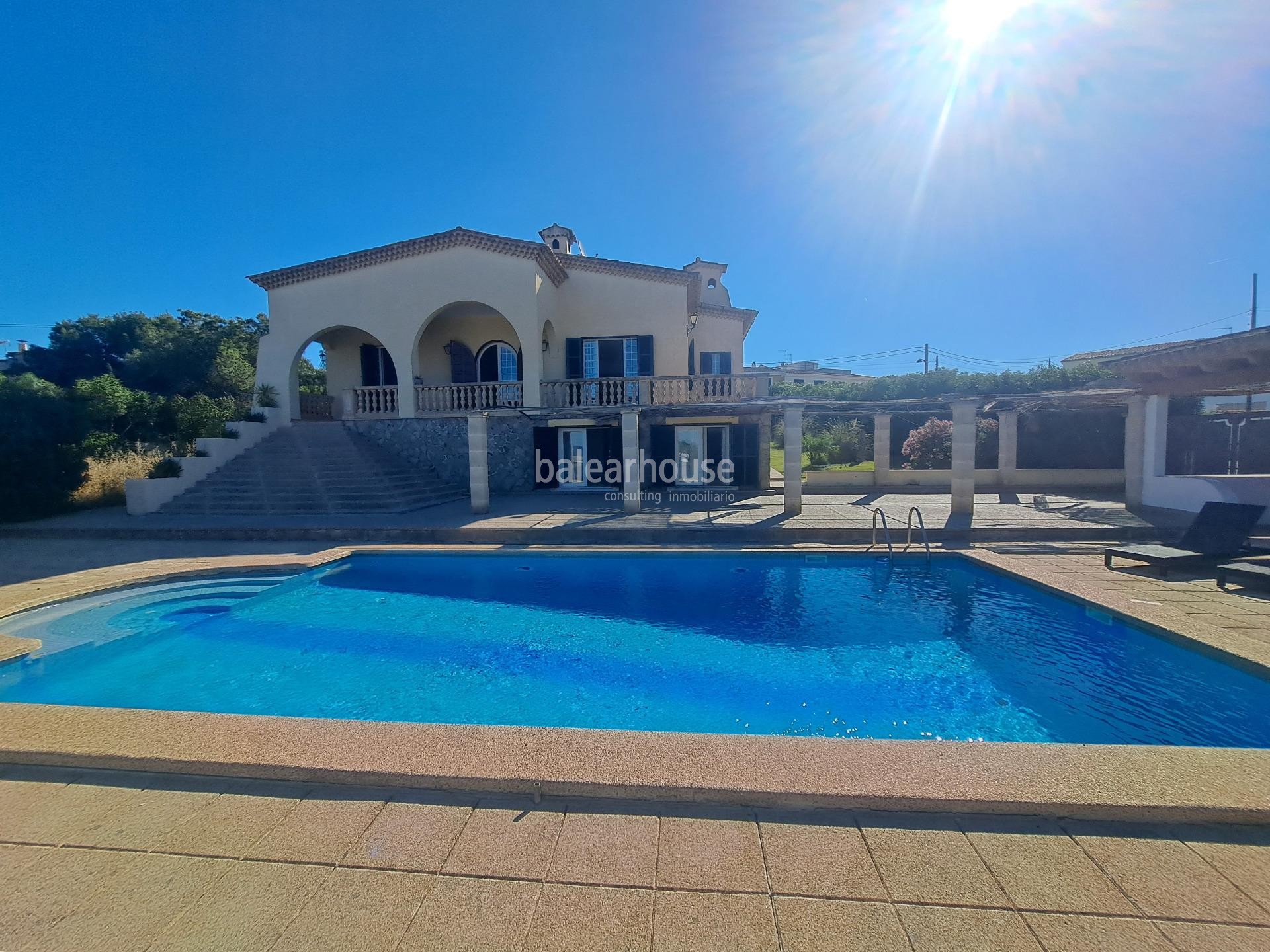 Chalet mediterráneo lleno de luz con jardín, piscina, pista de tenis y vistas a la bahía