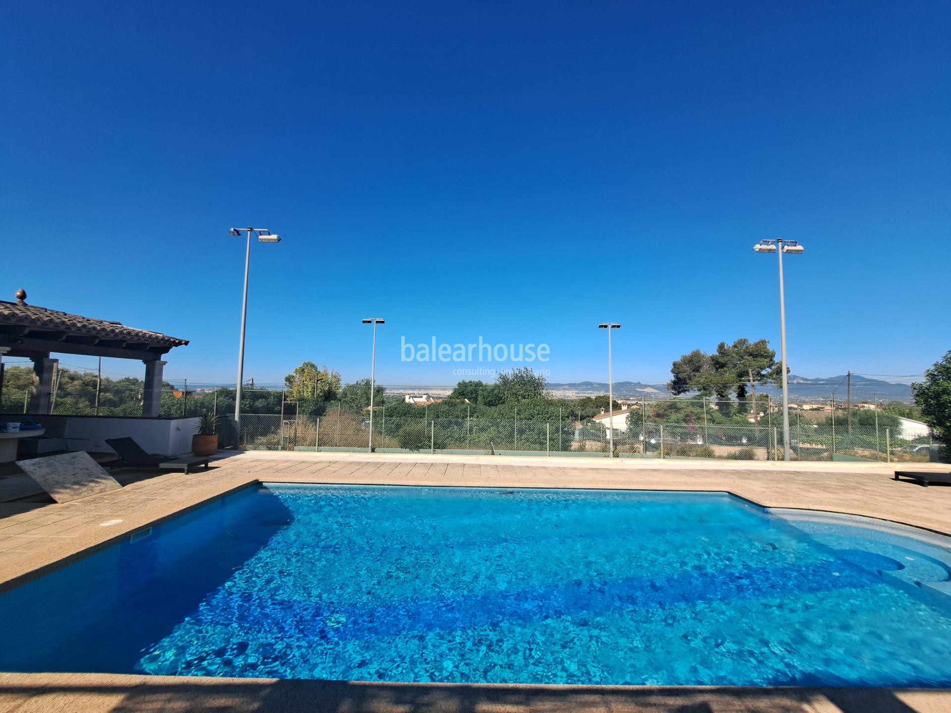Chalet mediterráneo lleno de luz con jardín, piscina, pista de tenis y vistas a la bahía