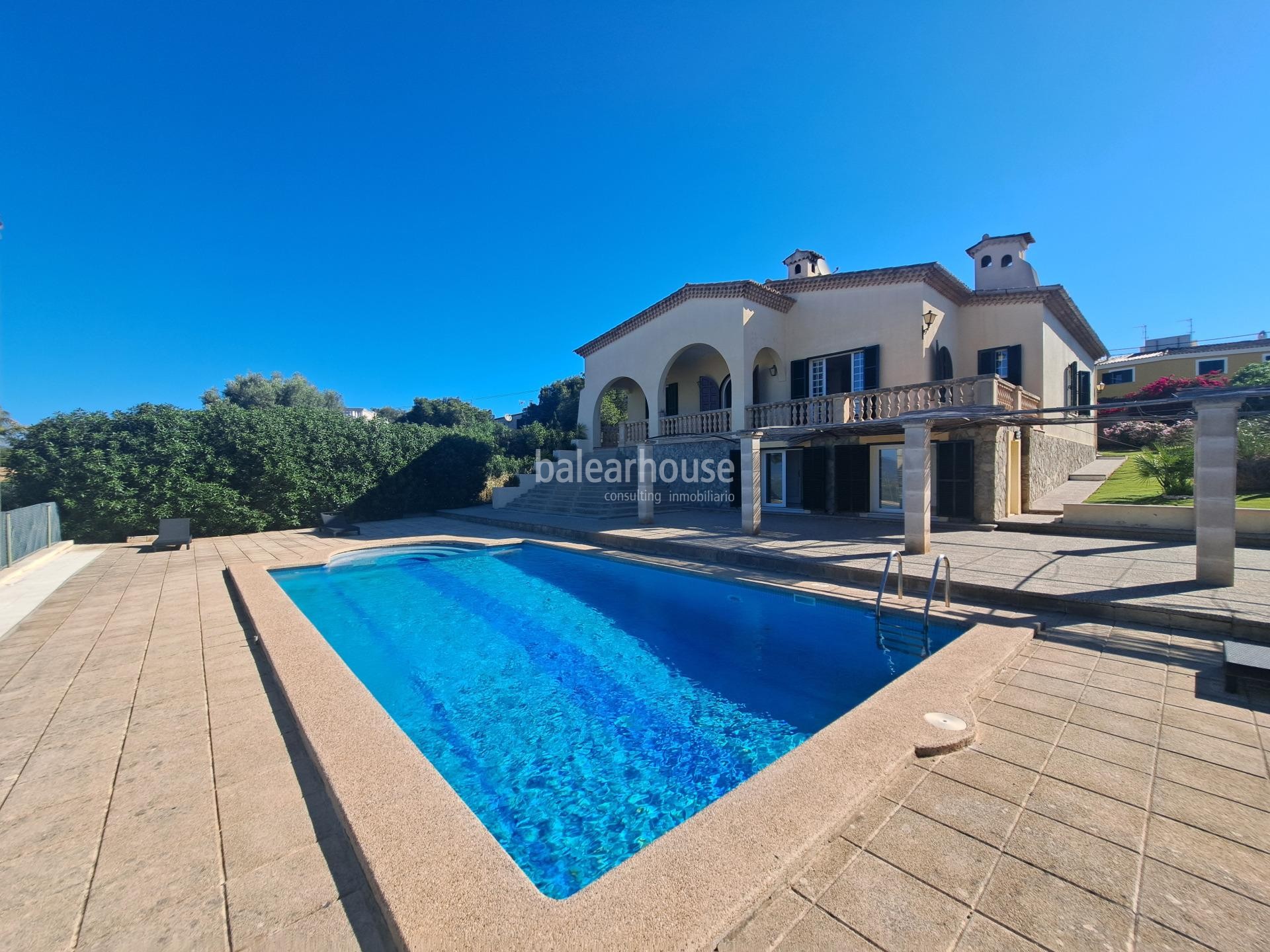 Chalet mediterráneo lleno de luz con jardín, piscina, pista de tenis y vistas a la bahía