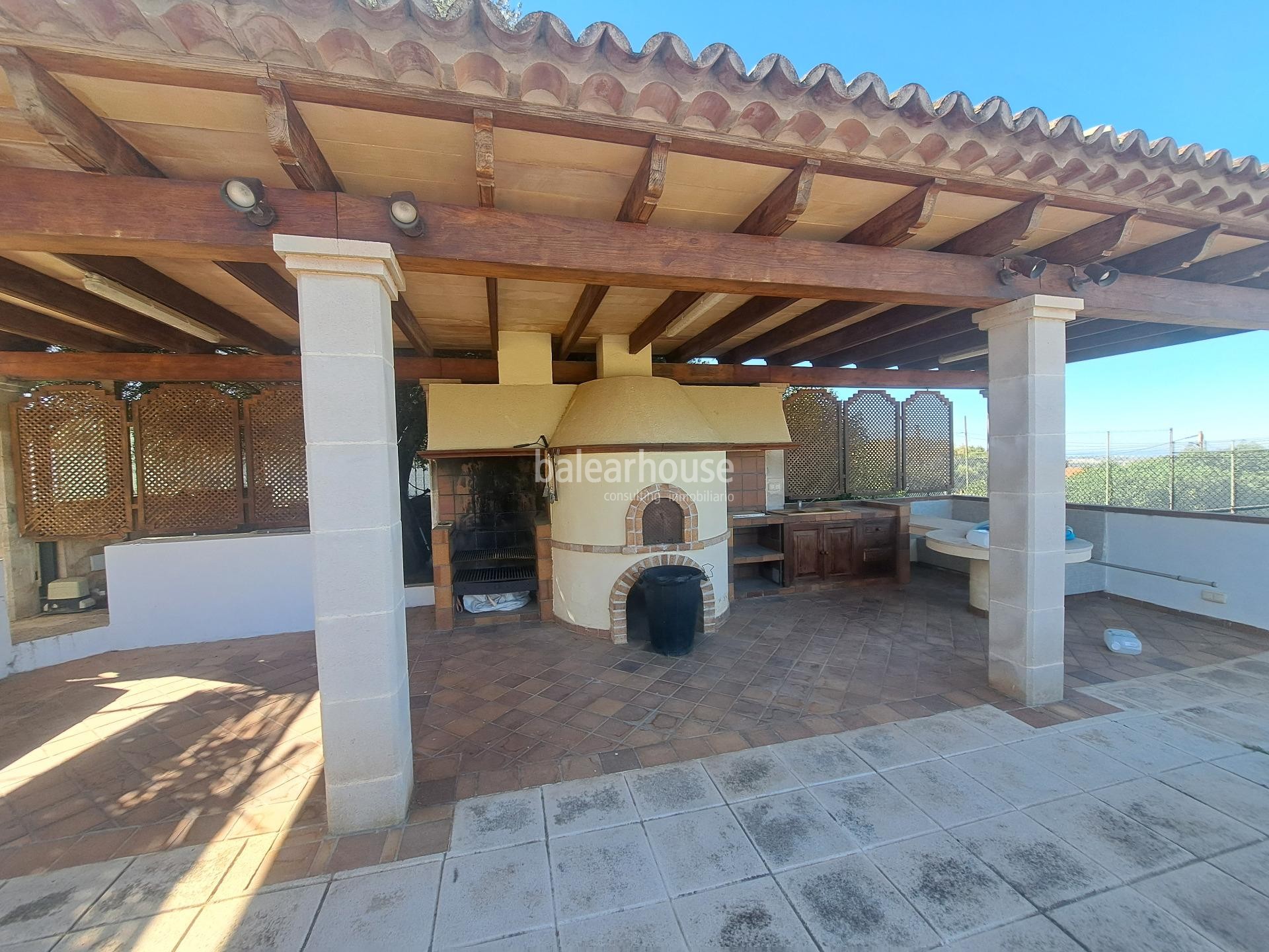 Chalet mediterráneo lleno de luz con jardín, piscina, pista de tenis y vistas a la bahía