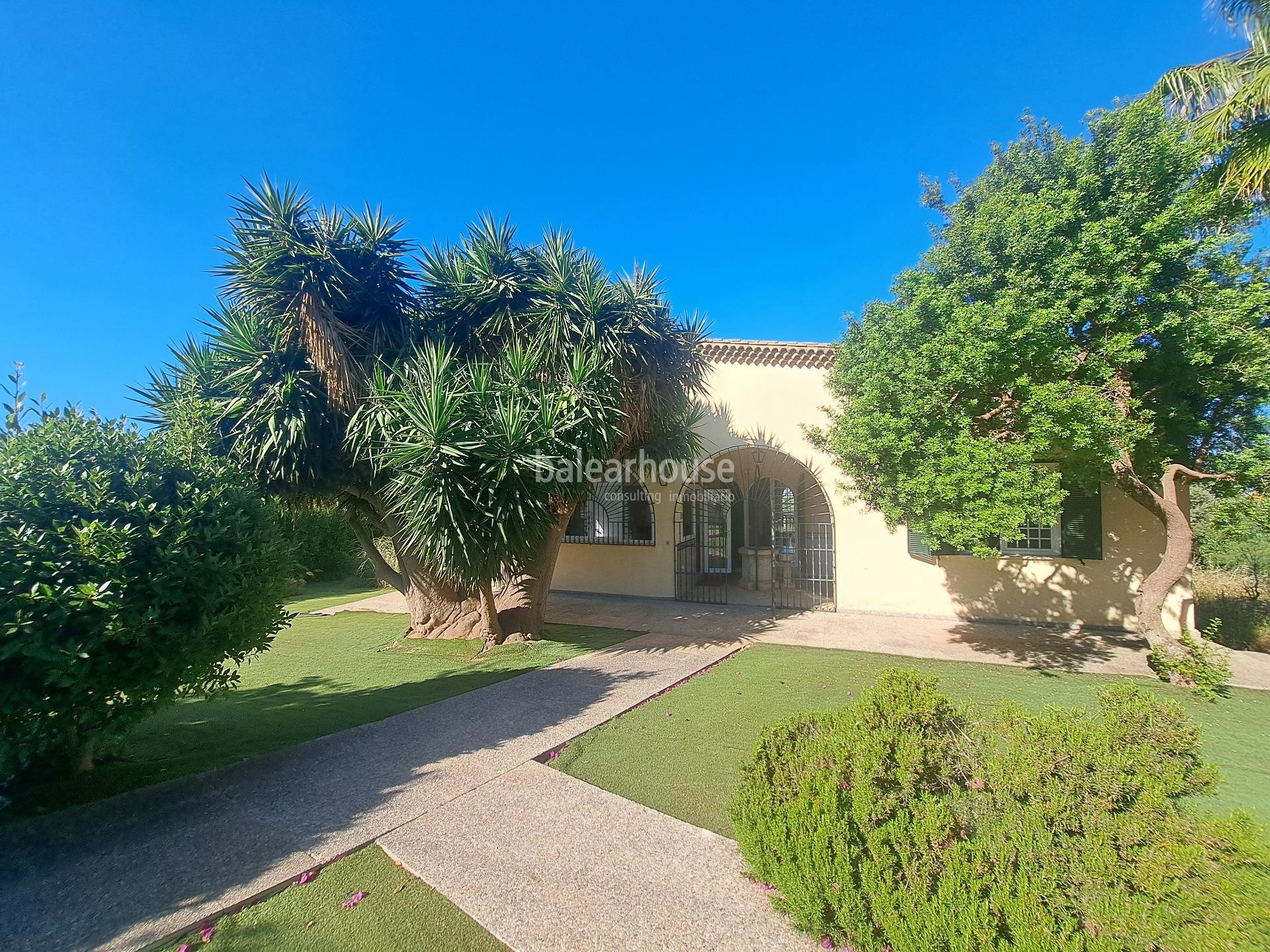 Chalet mediterráneo lleno de luz con jardín, piscina, pista de tenis y vistas a la bahía