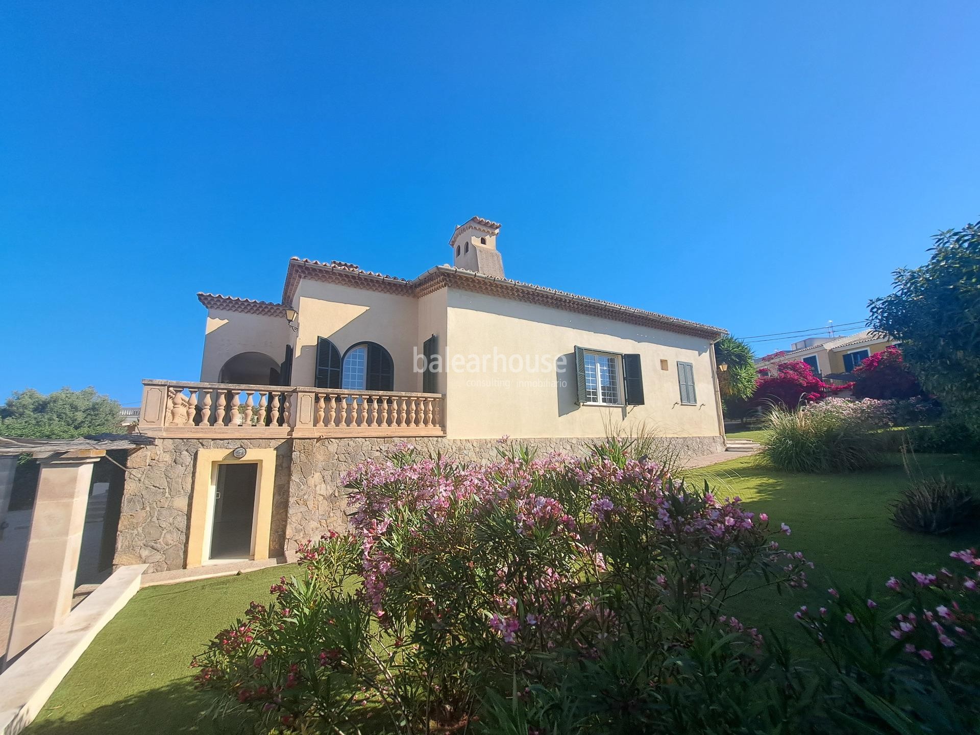 Chalet mediterráneo lleno de luz con jardín, piscina, pista de tenis y vistas a la bahía