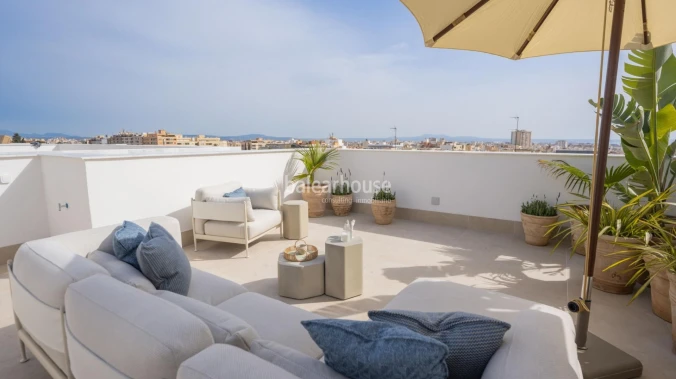 Magnífico ático de diseño moderno con solarium privado y vistas espectaculares a la ciudad.