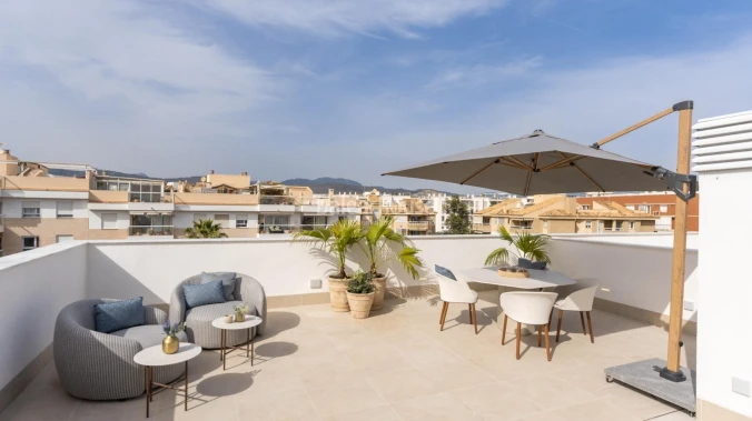 Magnífico ático de diseño moderno con solarium privado y vistas espectaculares a la ciudad.