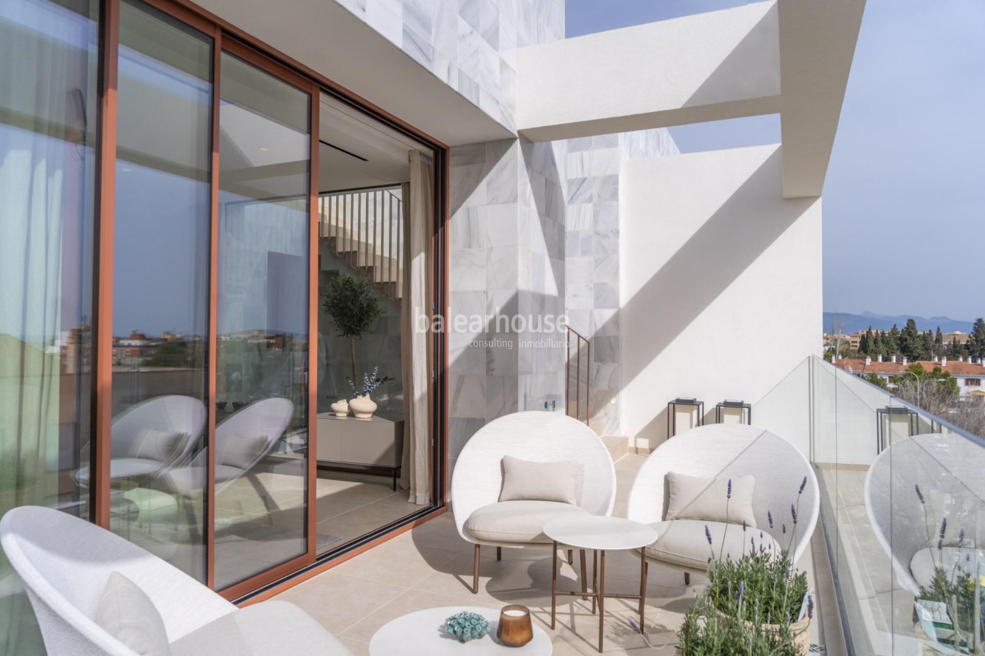 Magnífico ático de diseño moderno con solarium privado y vistas espectaculares a la ciudad.