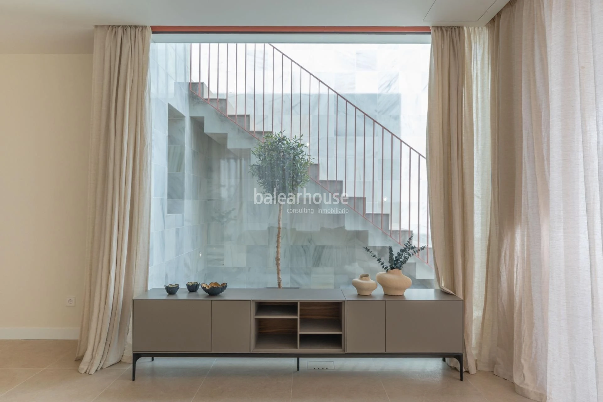 Magnífico ático de diseño moderno con solarium privado y vistas espectaculares a la ciudad.