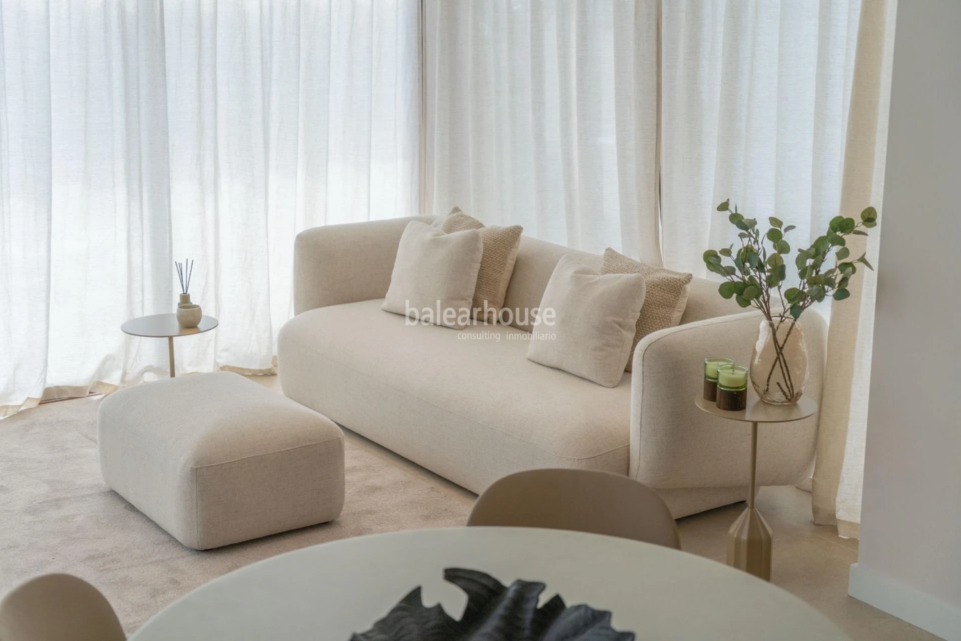 Magnífico ático de diseño moderno con solarium privado y vistas espectaculares a la ciudad.