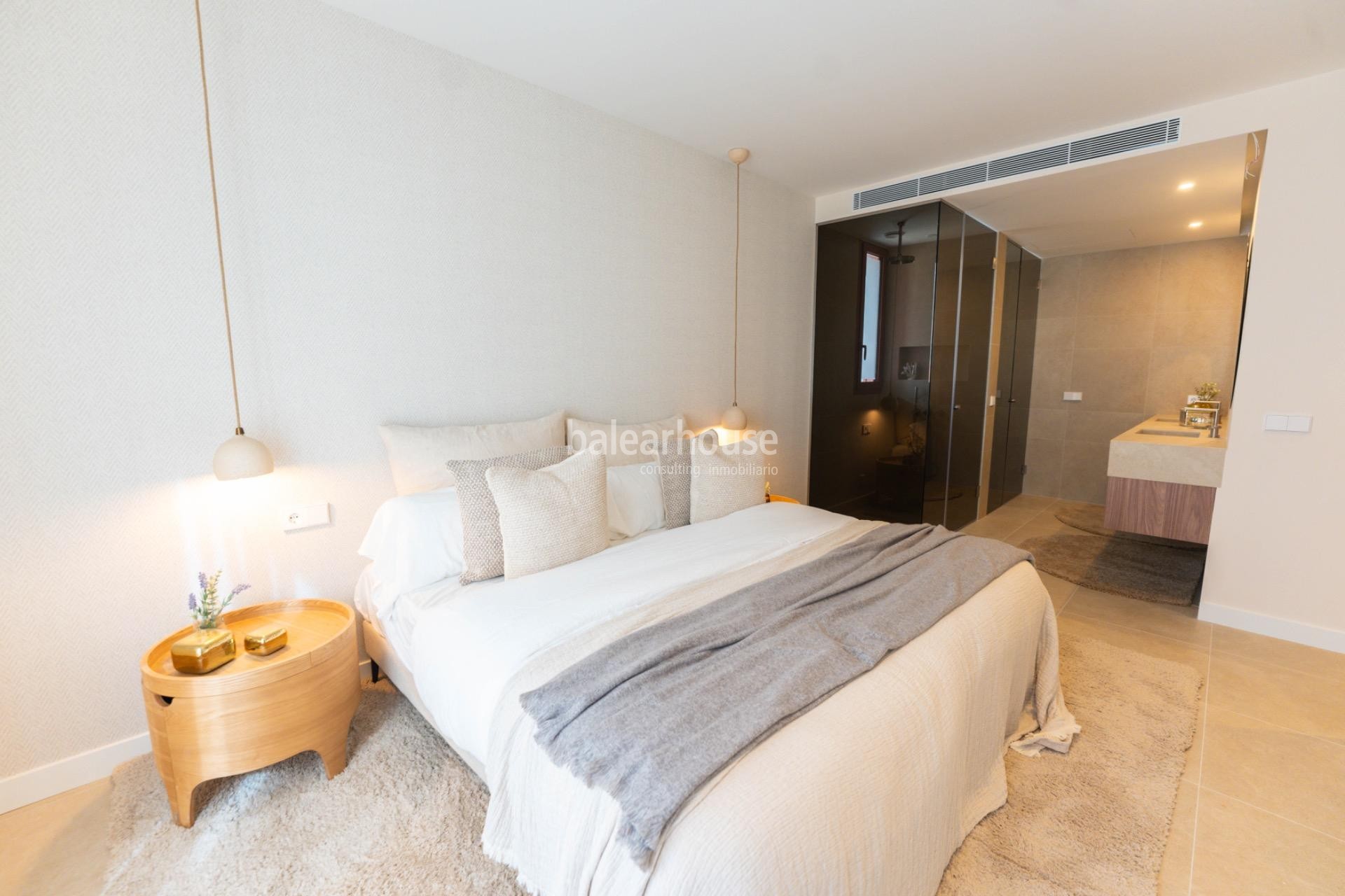 Magnífico ático de diseño moderno con solarium privado y vistas espectaculares a la ciudad.