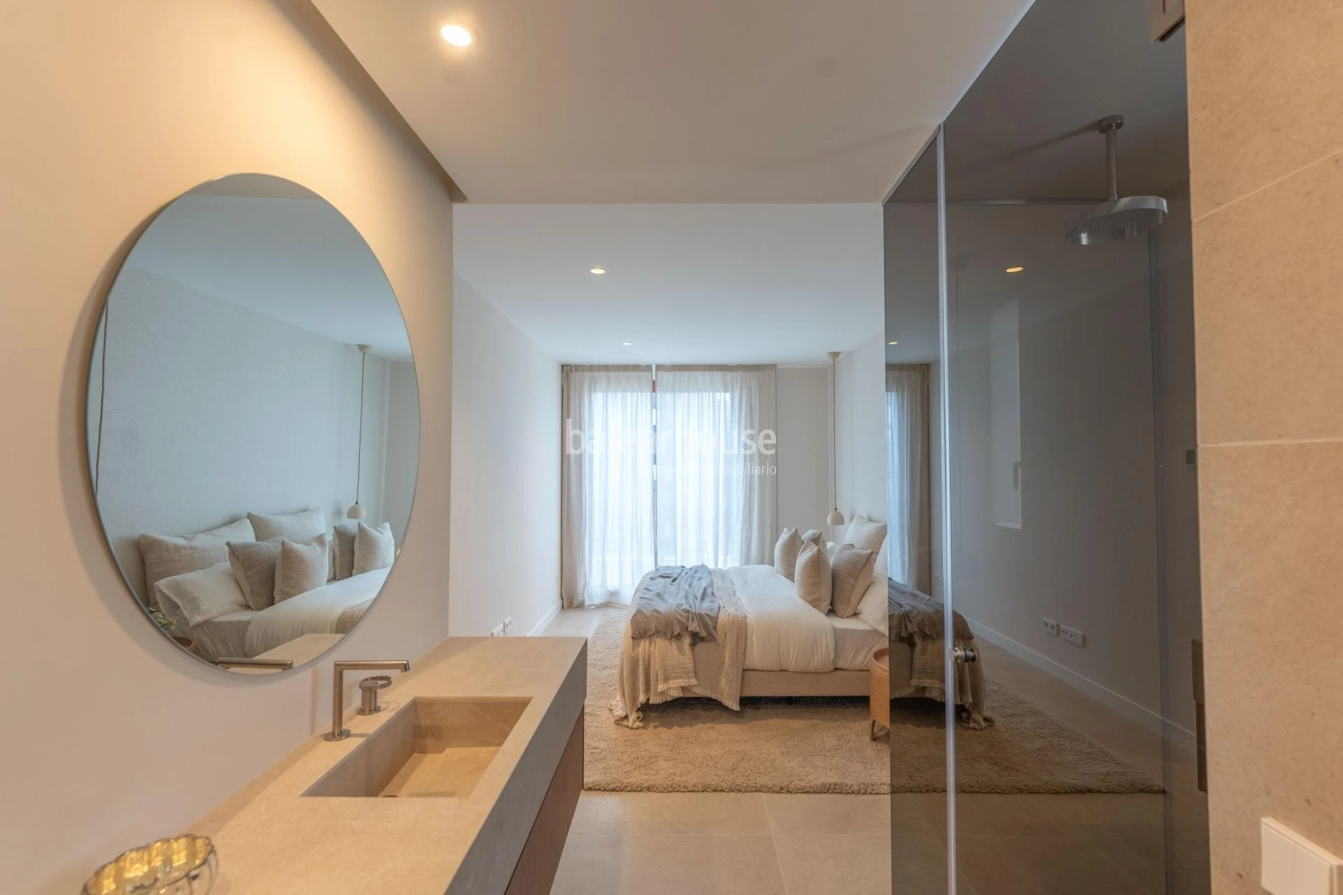 Magnífico ático de diseño moderno con solarium privado y vistas espectaculares a la ciudad.