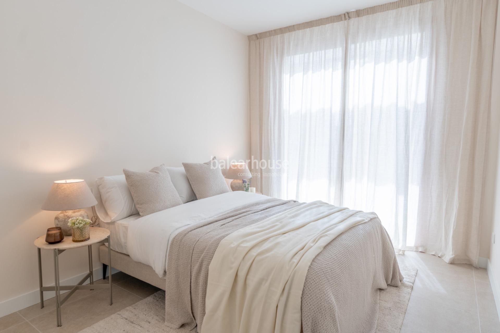 Magnífico ático de diseño moderno con solarium privado y vistas espectaculares a la ciudad.