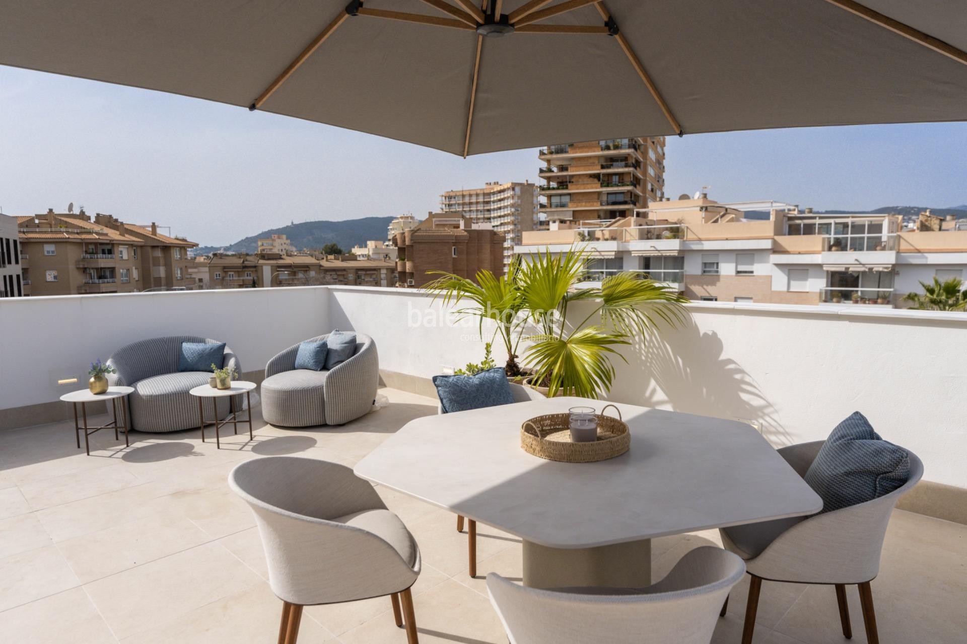 Magnífico ático de diseño moderno con solarium privado y vistas espectaculares a la ciudad.