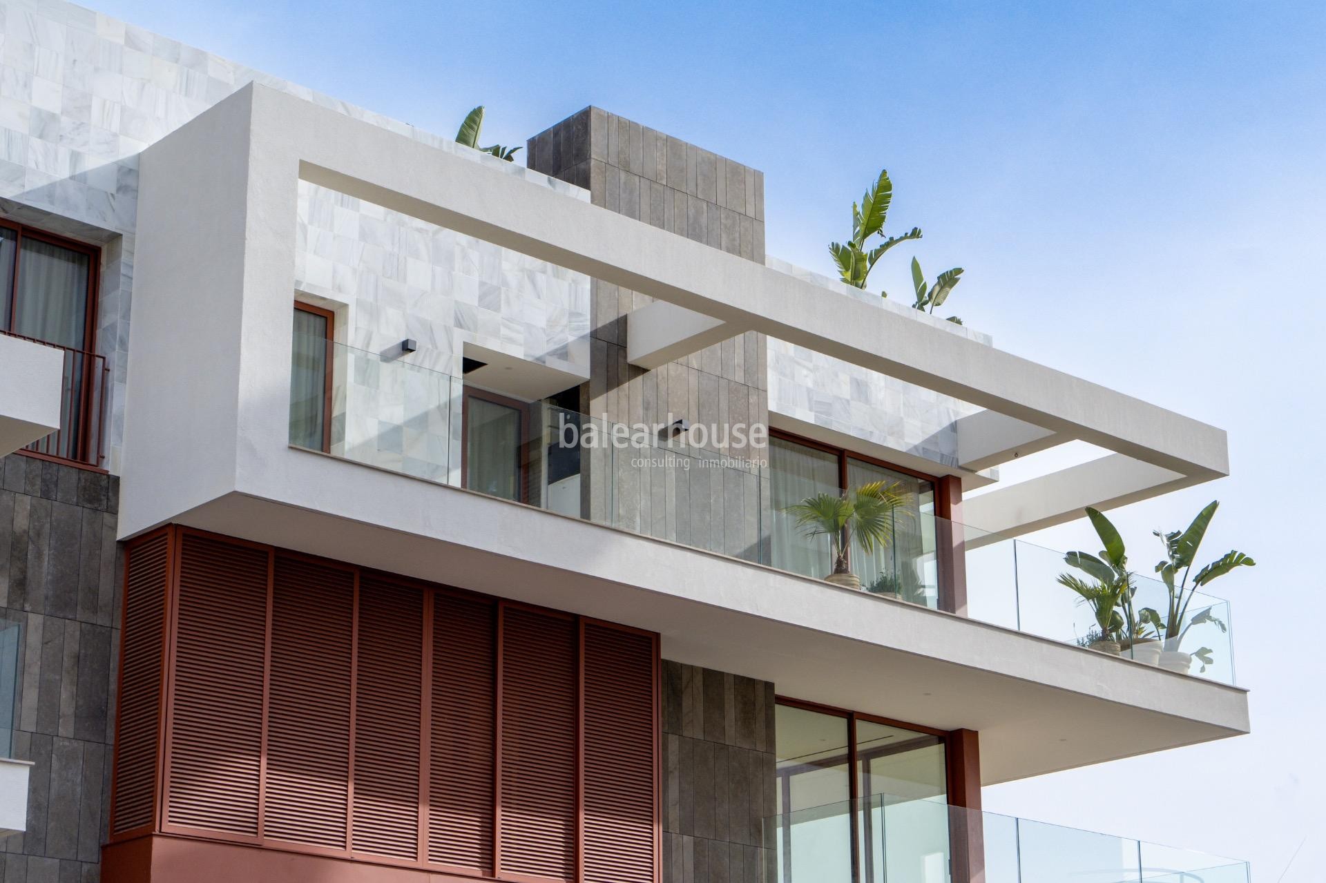 Magnífico ático de diseño moderno con solarium privado y vistas espectaculares a la ciudad.