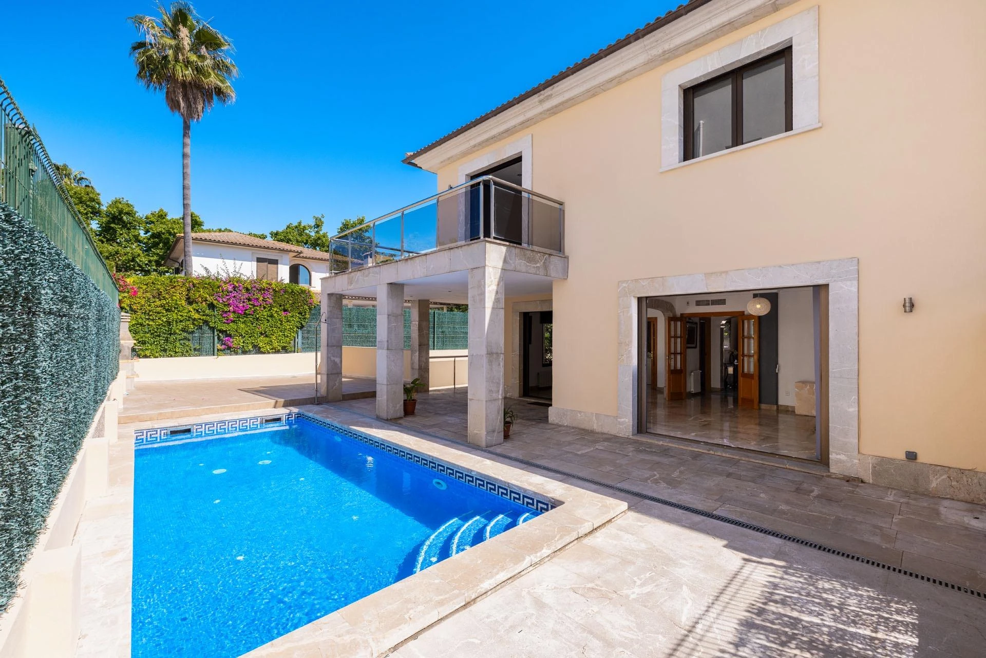 Bright villa with high qualities, swimming pool and terraces in a green residential area of Palma