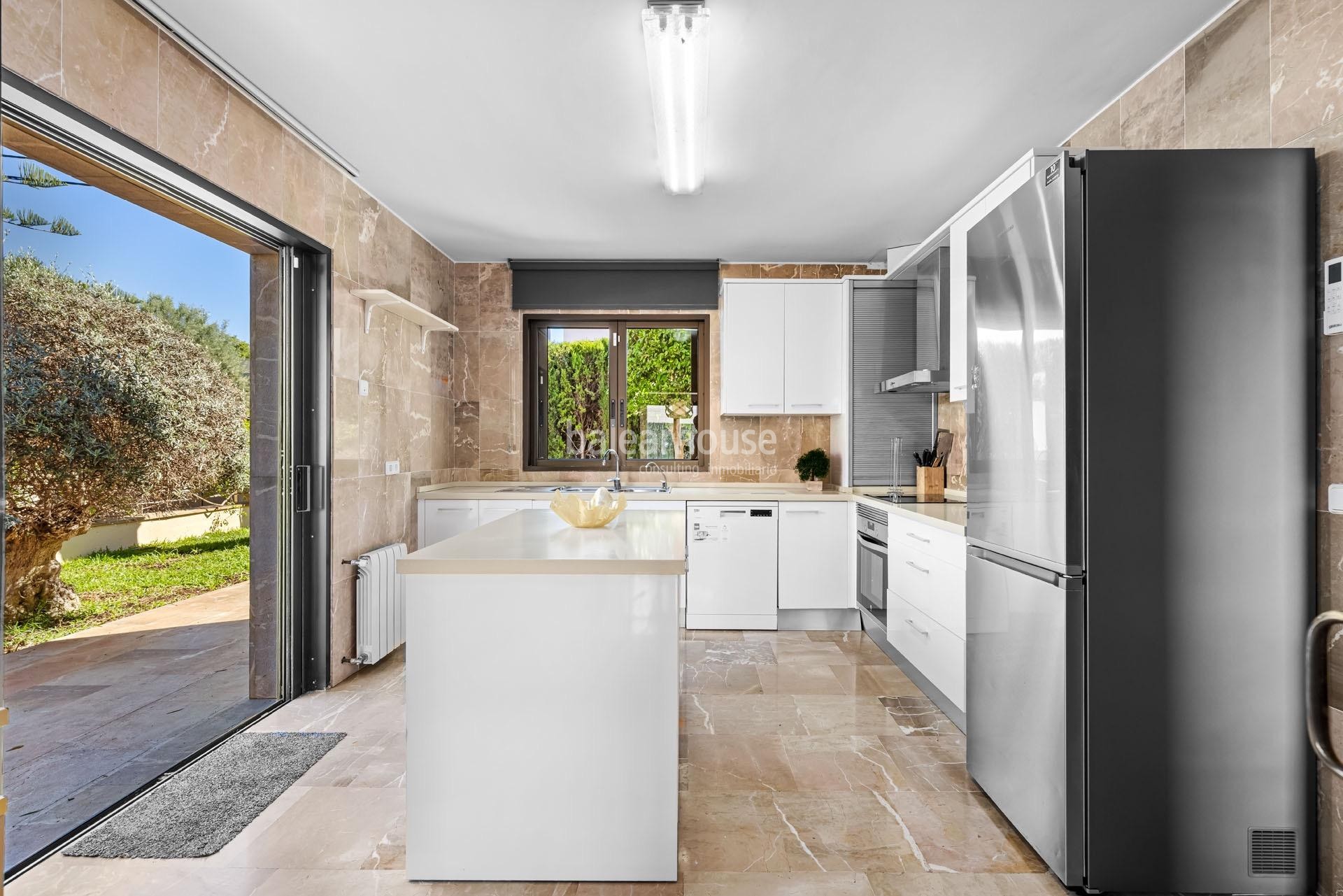 Luminoso chalet con altas calidades, piscina y terrazas en una verde zona residencial de Palma