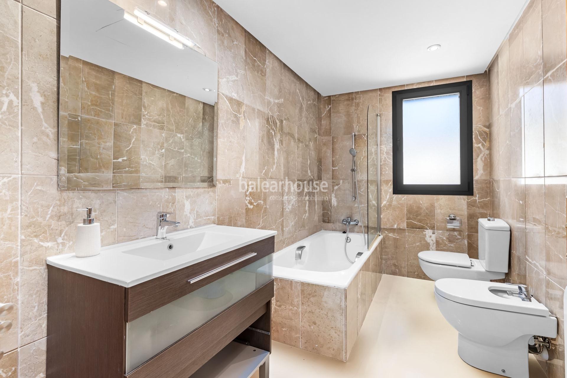 Luminoso chalet con altas calidades, piscina y terrazas en una verde zona residencial de Palma