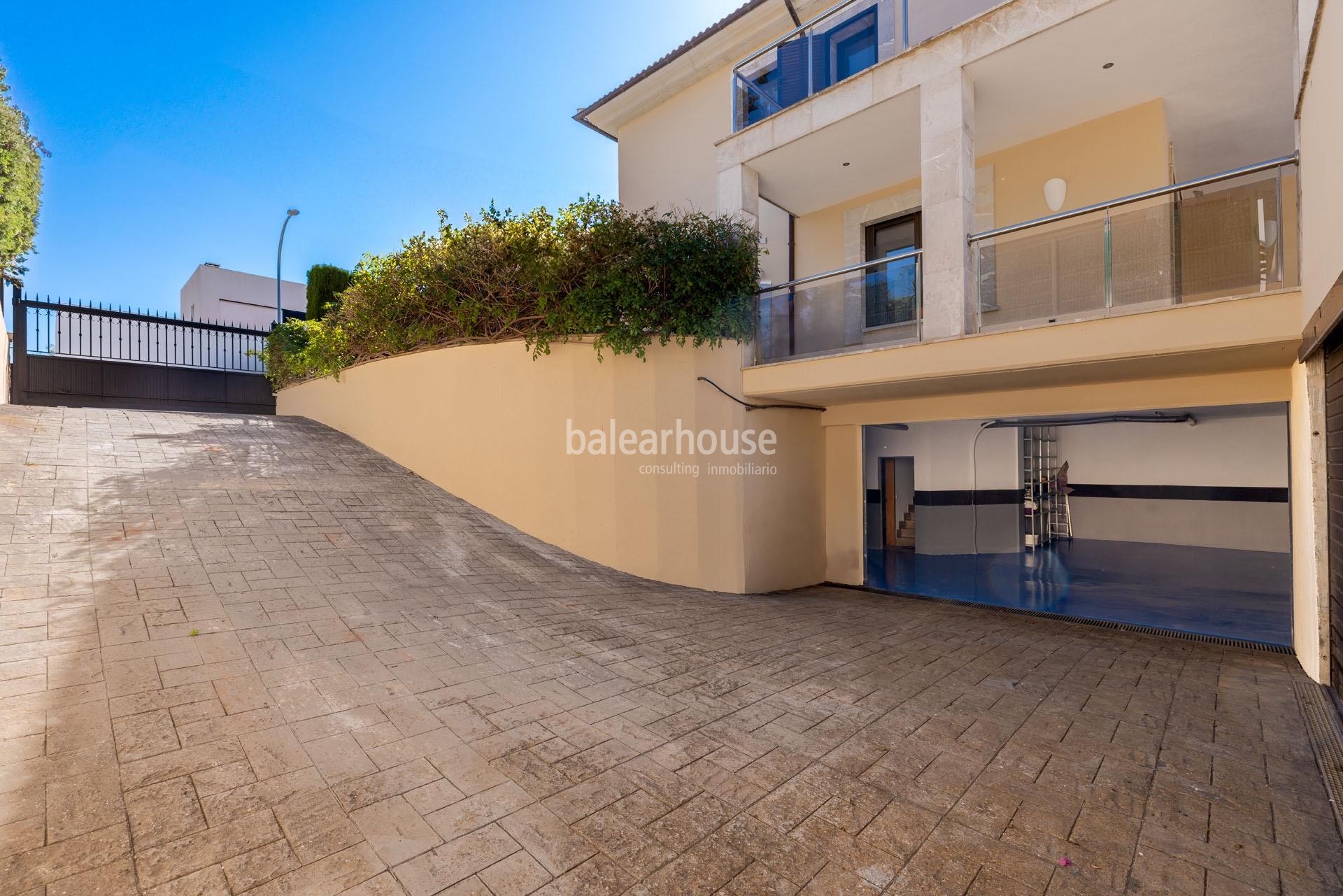 Luminoso chalet con altas calidades, piscina y terrazas en una verde zona residencial de Palma