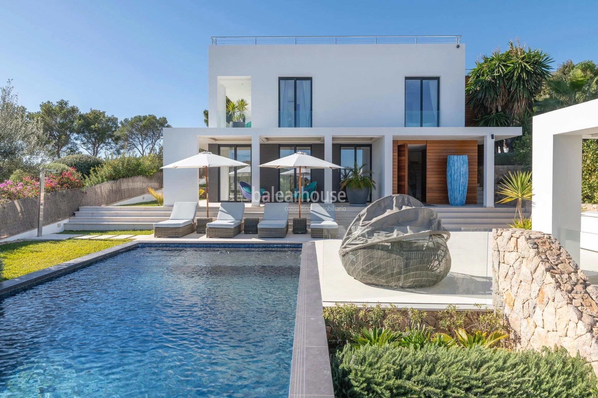 Avant-garde villa with dazzling sea views located at the top of Portals