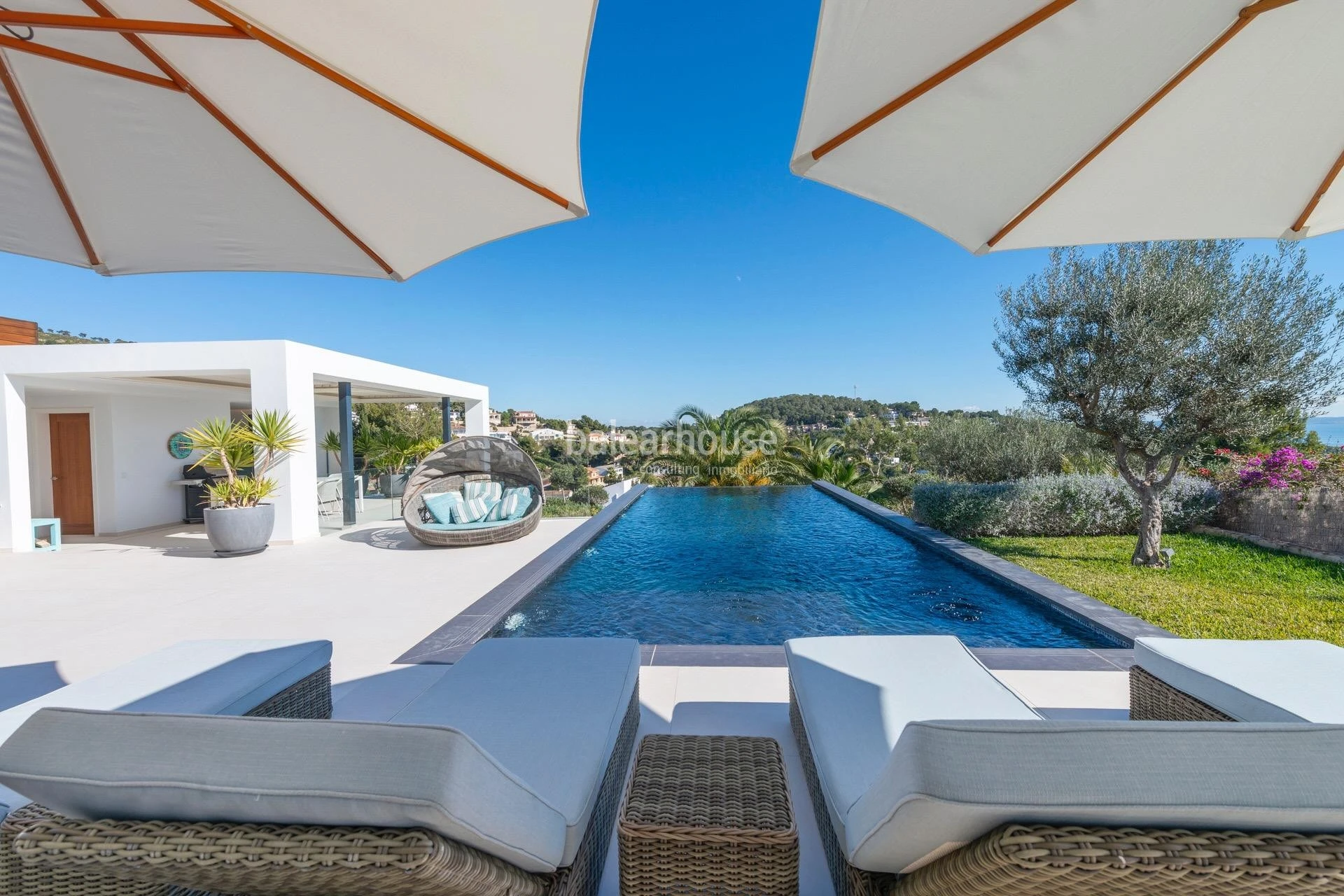 Avant-garde villa with dazzling sea views located at the top of Portals
