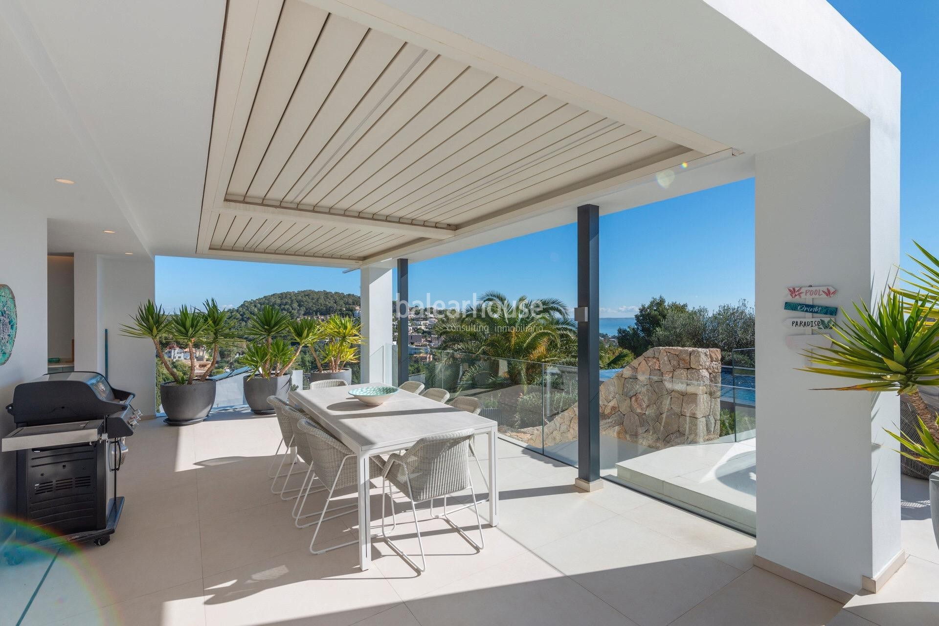 Villa de vanguardia con deslumbrantes vistas al mar situada en lo alto de Portals